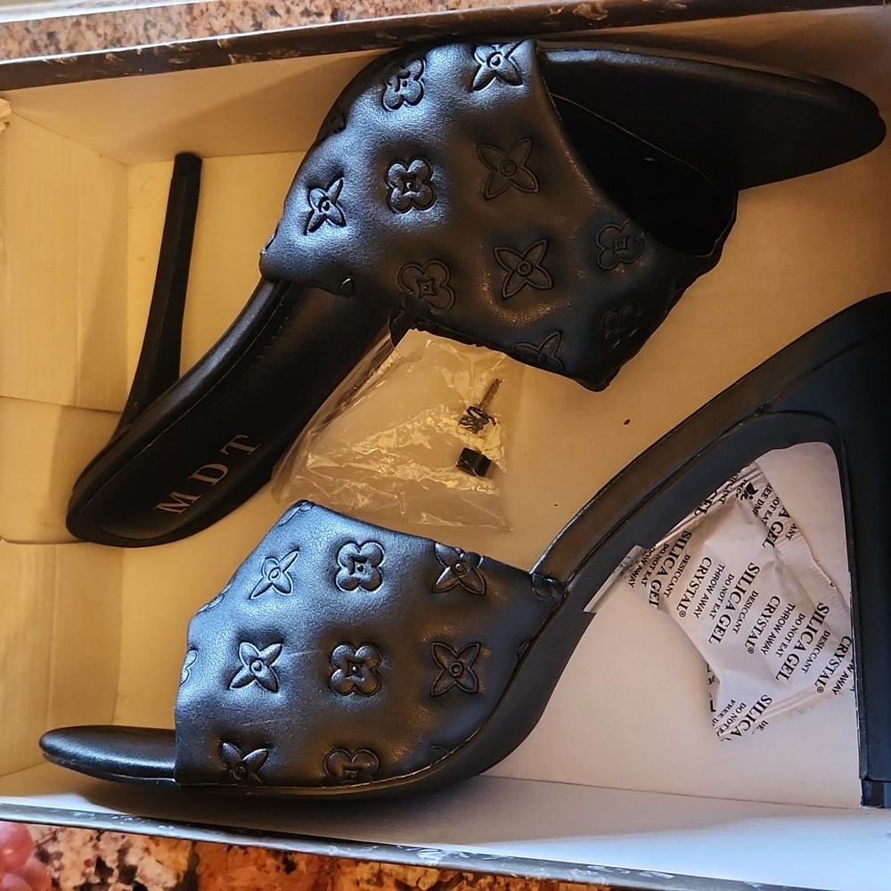 Size 11 new black heels